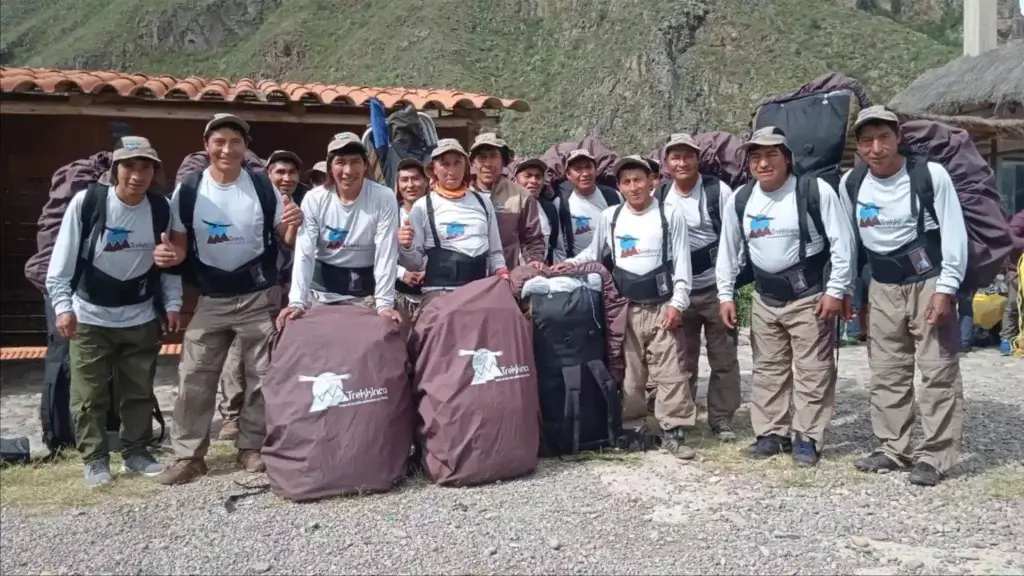 L'équipe de porteurs du Chemin de l'Inca avec TrekkInca