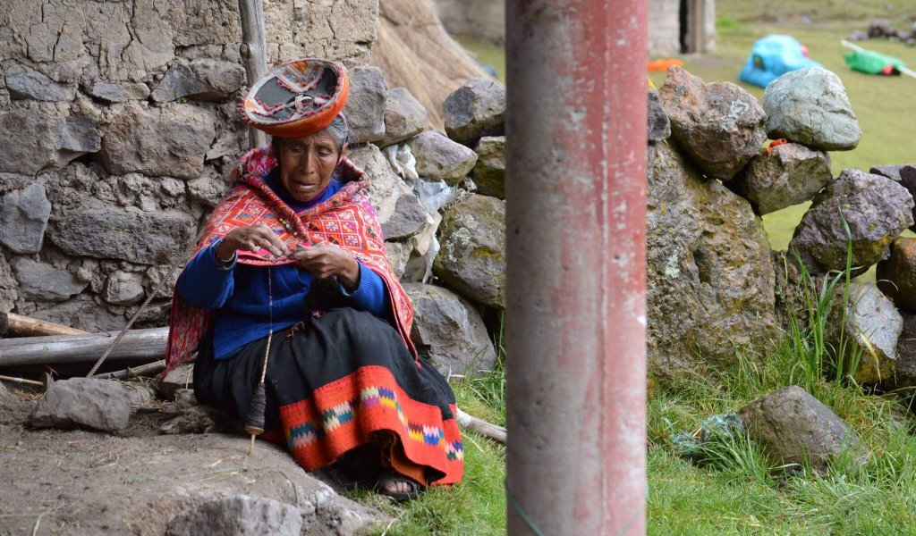 femme quechua tisseuse de traditions dans les Andes